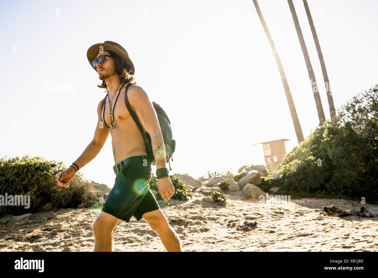 Junger Mann erkunden Newport Beach, Kalifornien, USA Stockfoto