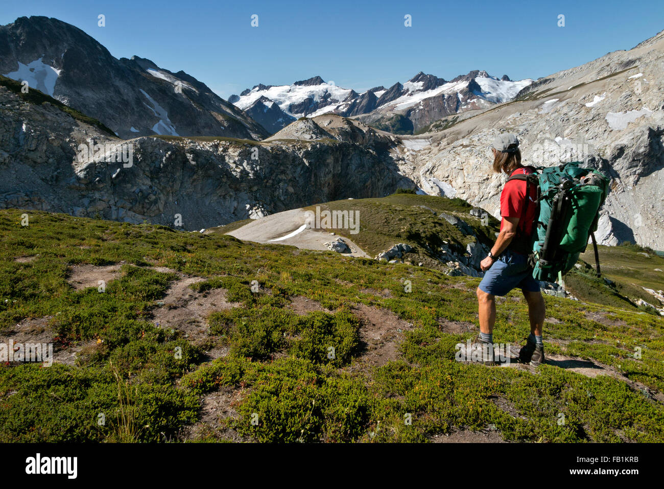WASHINGTON - Backpacker über Triade See, Blick nach Süden in Richtung High Pass und Clark Berg Glacier Peak Wilderness. Stockfoto