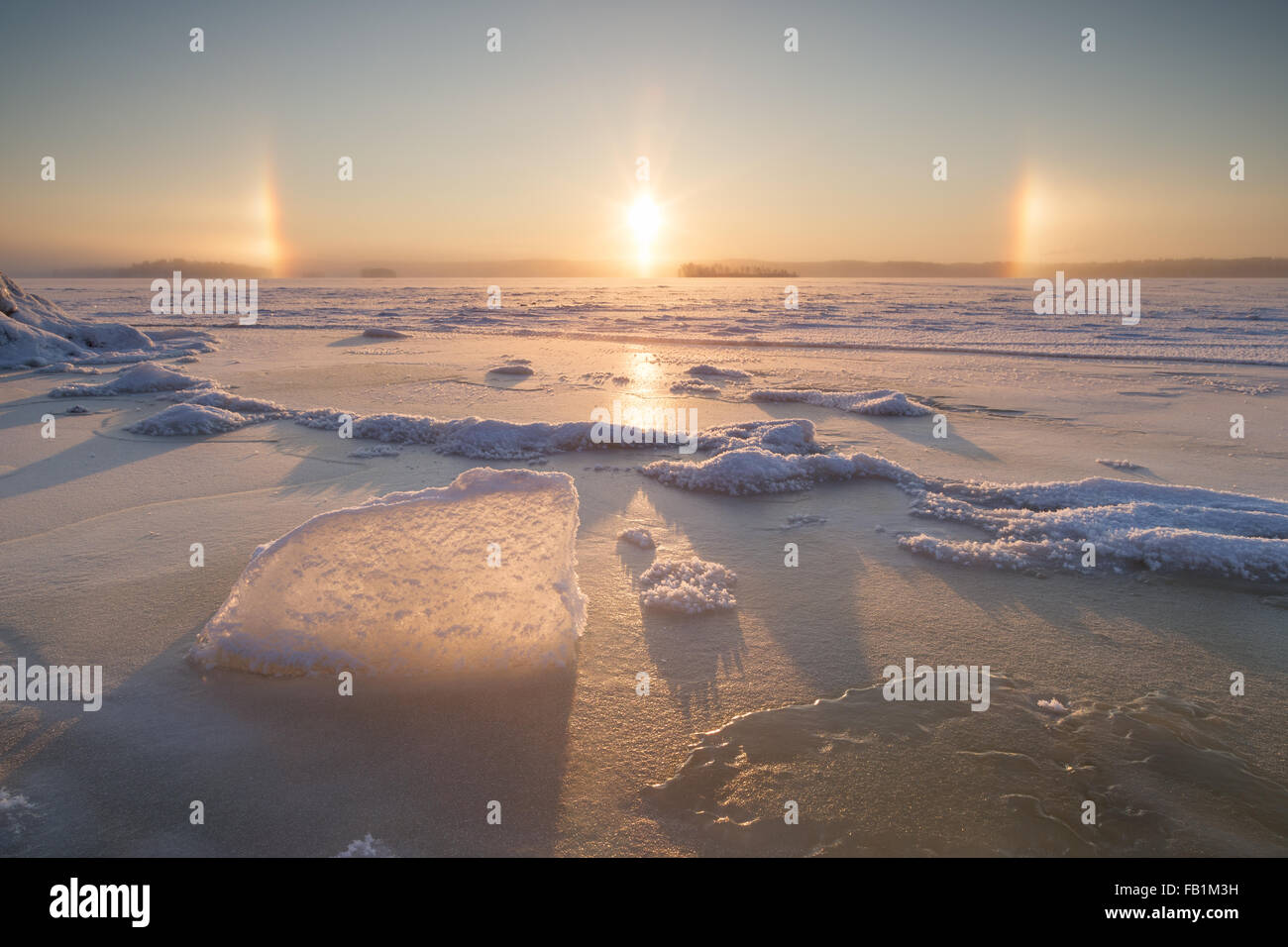 Eis, gefrorenes und verschneiten See und Halo in Tampere, Finnland im Winter. Stockfoto