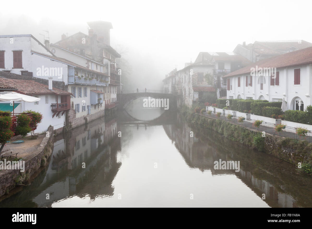 Brücke über die Nive Fluss in Saint-Jean-Pied-de-Port Stockfoto