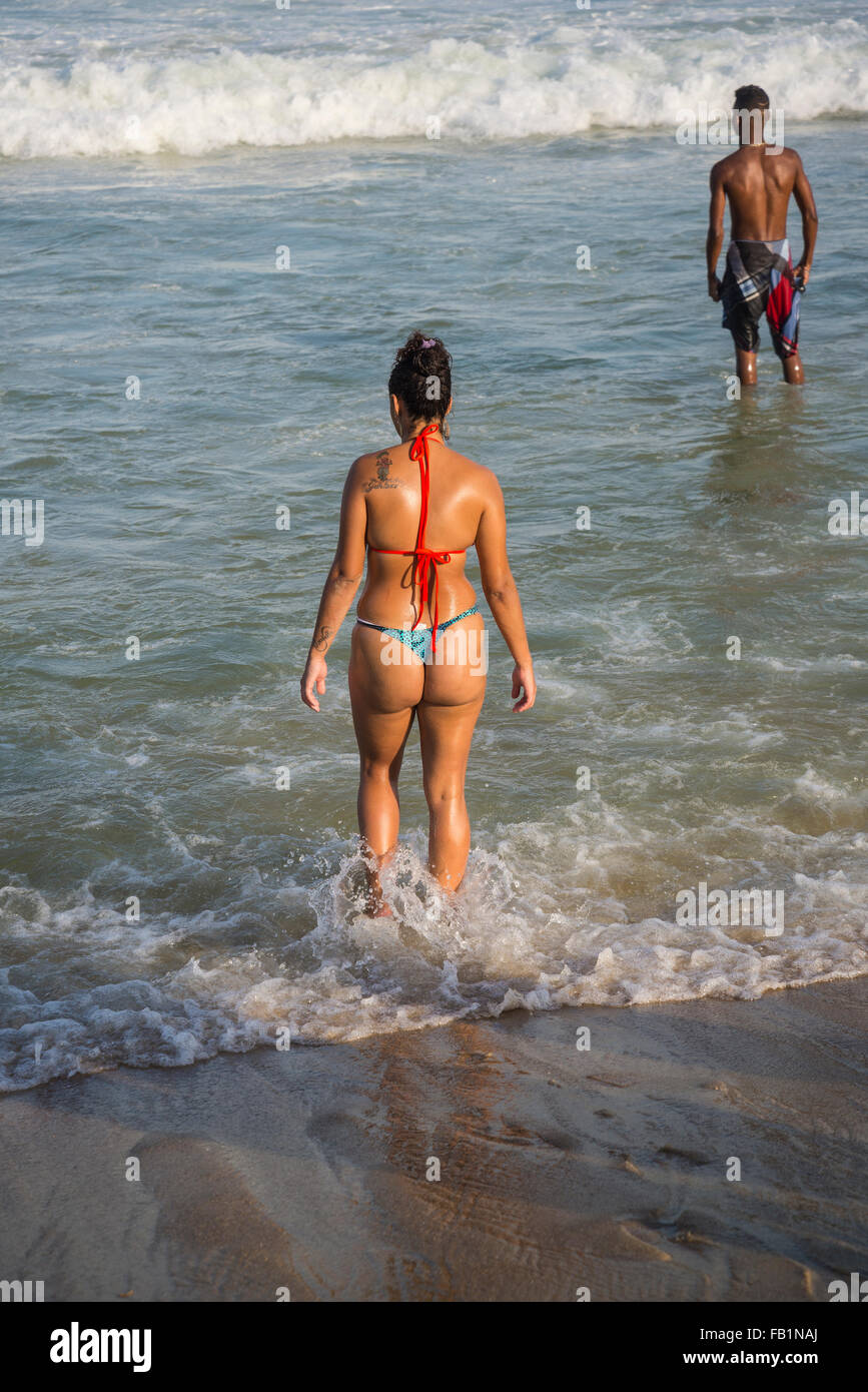 Menschen stehen in den Ozean, Strand der Copacabana, Rio De Janeiro, Brasilien Stockfoto