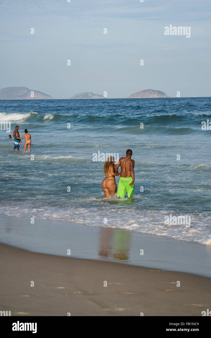 Paar geht in den Ozeanstrand der Copacabana, Rio De Janeiro, Brasilien Stockfoto