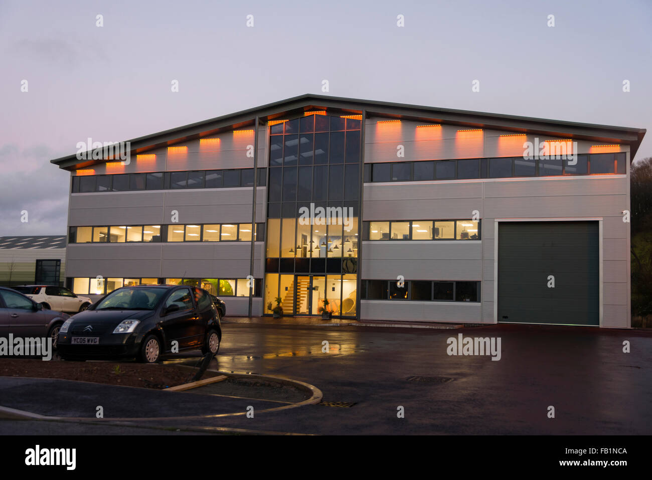 Gewerbeimmobilien Industrieanlage Exterieur genommen in der Abenddämmerung, UK. Stockfoto
