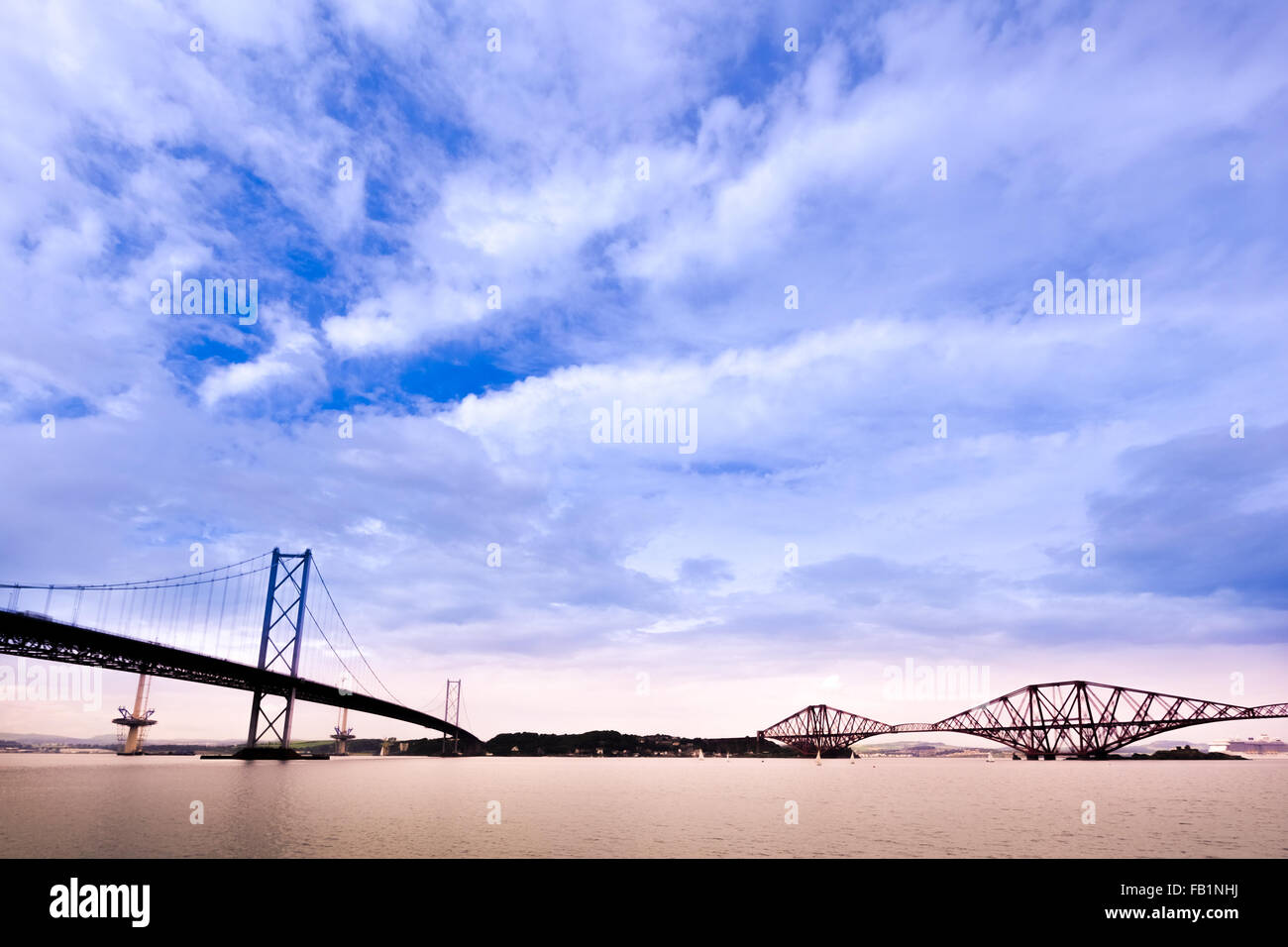 Die Forth Road und Eisenbahnbrücke in der Nähe von Edinburgh, Schottland.  Die neue Forth Road Bridge im Bau zu sehen. Stockfoto