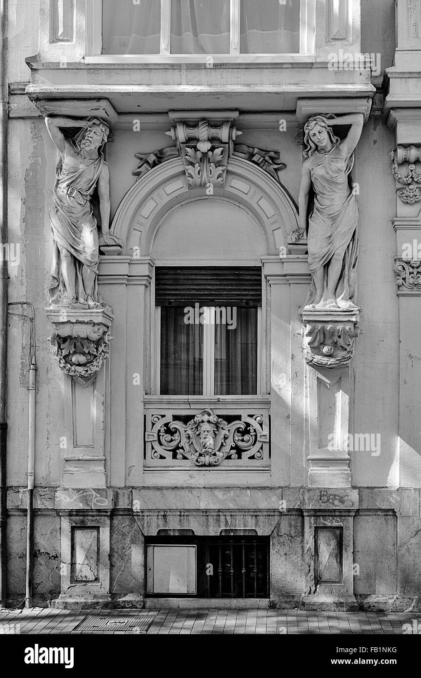 Karyatiden hält den Balkon eines typischen Hauses in der Stadt Vitoria, Spanien Stockfoto