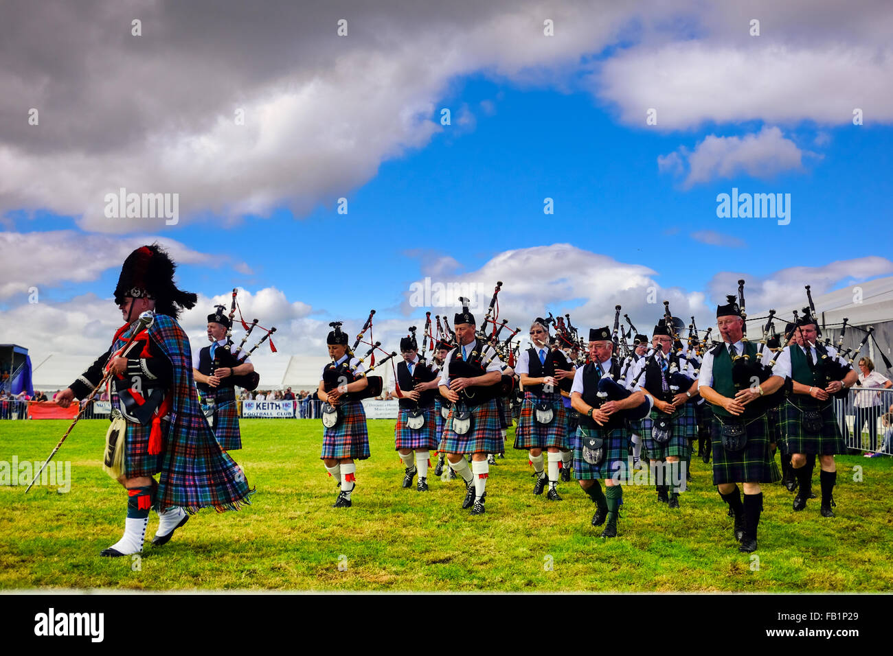 Schottischer Dudelsackspieler Band marschieren während schottische Sommerspiele in Keith, Schottland, Vereinigtes Königreich Tartan Kilt tragen. Stockfoto