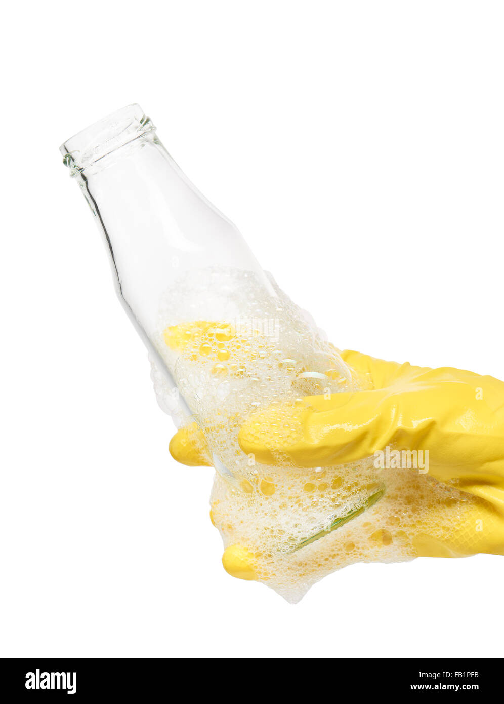 Nahaufnahme von weiblicher Hand in gelben schützende Gummihandschuh mit leeren sauberen transparenten Glas Milchflasche im Schaum gegen Pfingstmontag Stockfoto