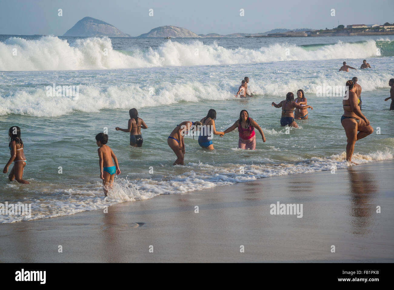 Menschen in den Ozean, Strand der Copacabana, Rio De Janeiro, Brasilien Stockfoto