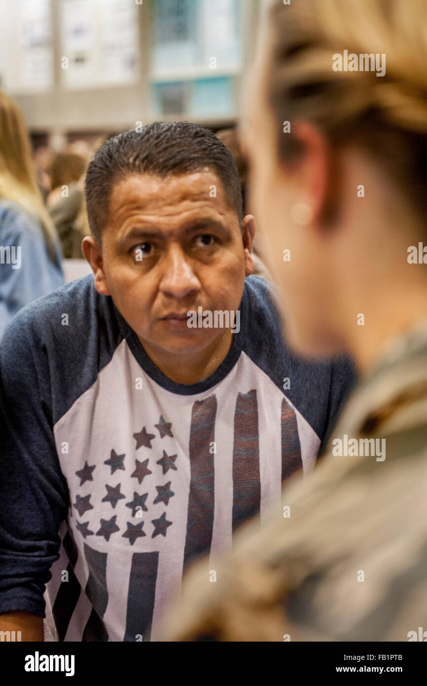 Betreffenden Hispanic Vater erkundigt sich über die Hochschule Reserve Officer Training Corps (ROTC) Möglichkeiten für seinen College-alter Sohn von einem Offizier der US Air Force auf einer College-Messe in Aliso Viejo, CA. Stockfoto