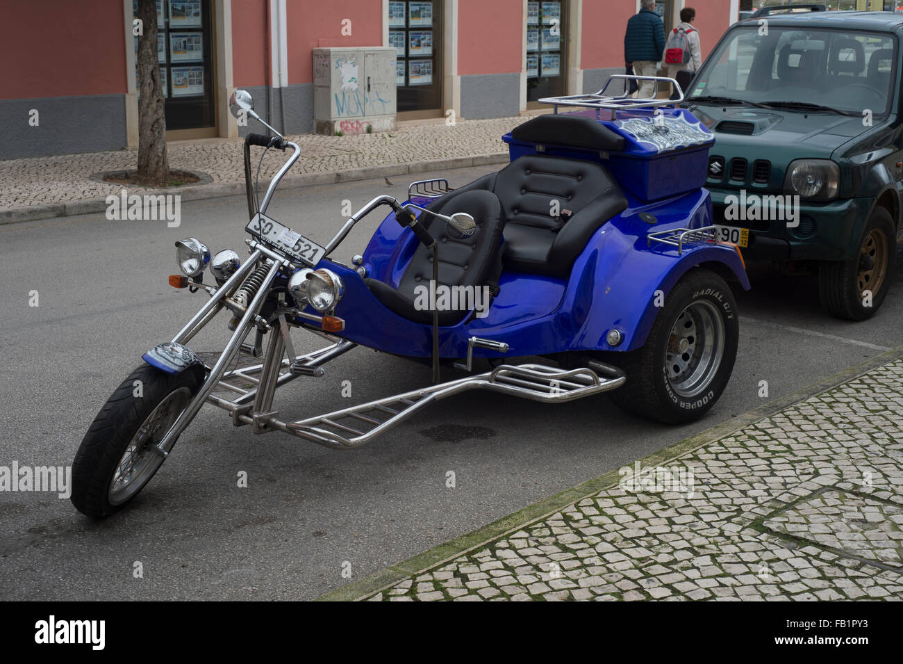 benutzerdefinierte Trike, Motorrad auf der Straße geparkt. Stockfoto