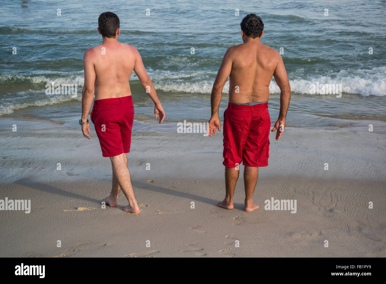 Zwei Männer in identischen Badehose, die Copacabana, Rio De Janeiro, Brasilien Stockfoto