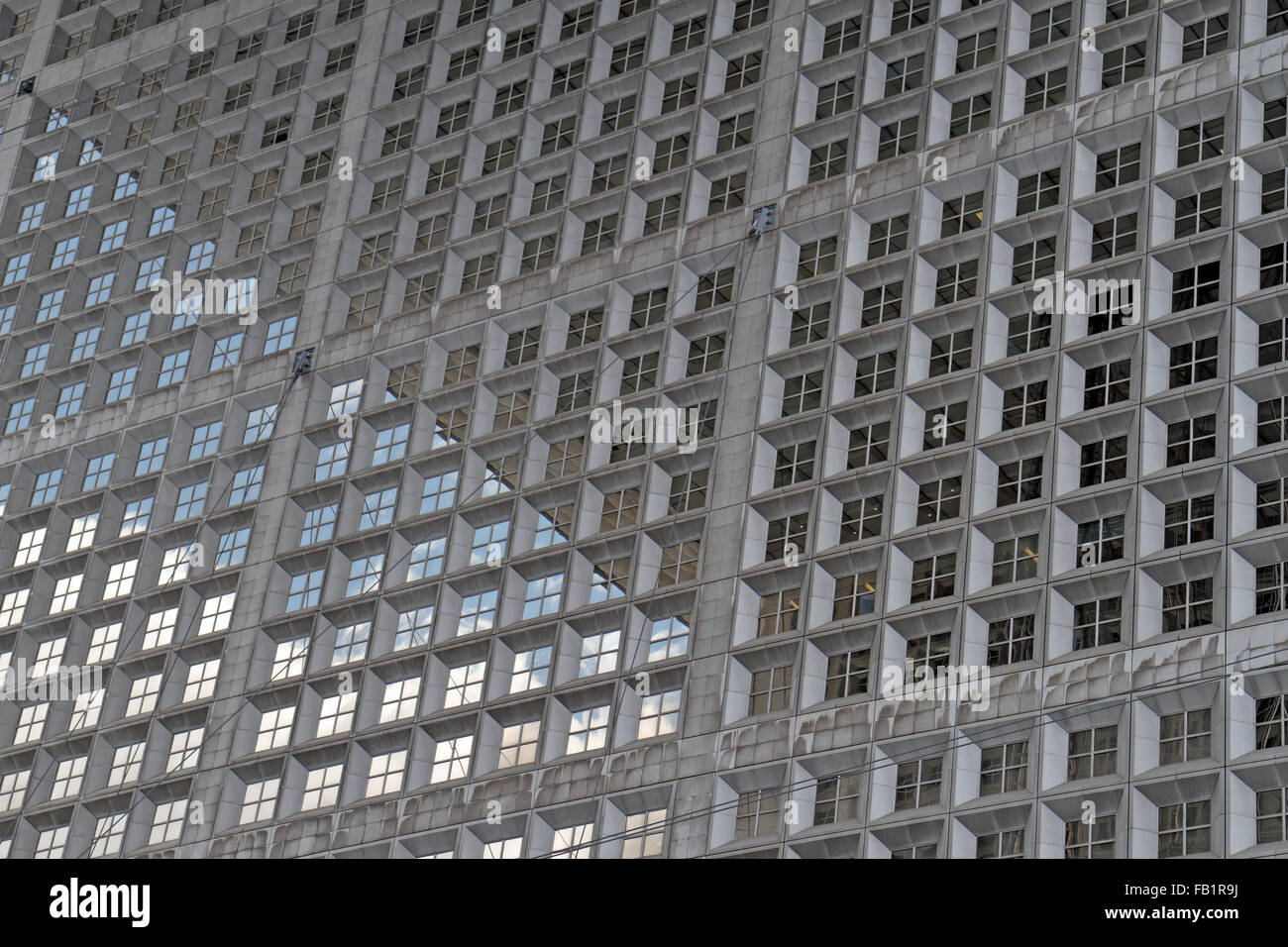 In der Nähe bis Aussehen der Fenster unter dem Bogen der La Grande Arche De La Défense, Paris, Frankreich. Stockfoto