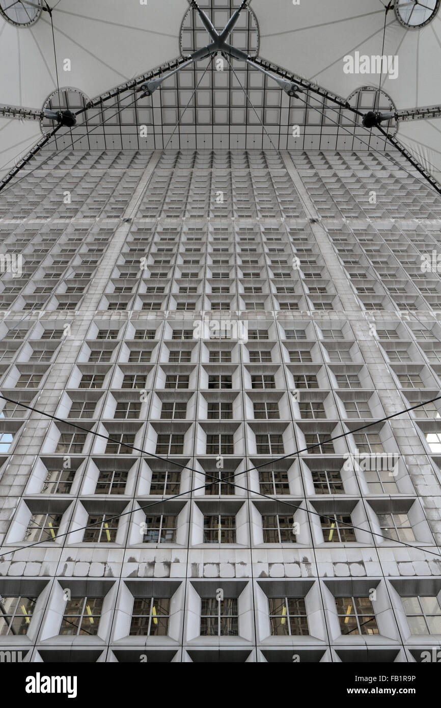 In der Nähe bis Aussehen der Fenster unter dem Bogen der La Grande Arche De La Défense, Paris, Frankreich. Stockfoto