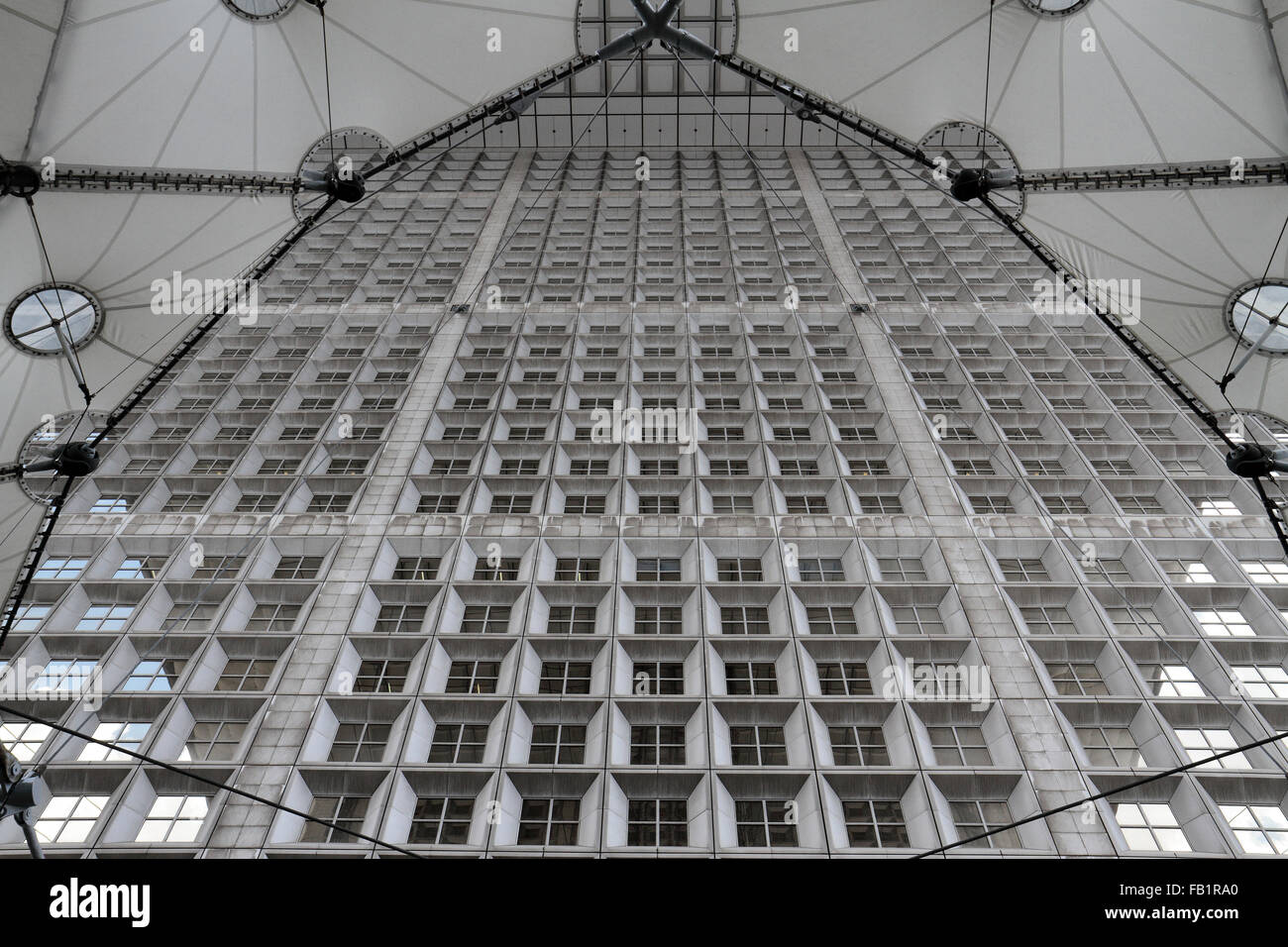 In der Nähe bis Aussehen der Fenster unter dem Bogen der La Grande Arche De La Défense, Paris, Frankreich. Stockfoto