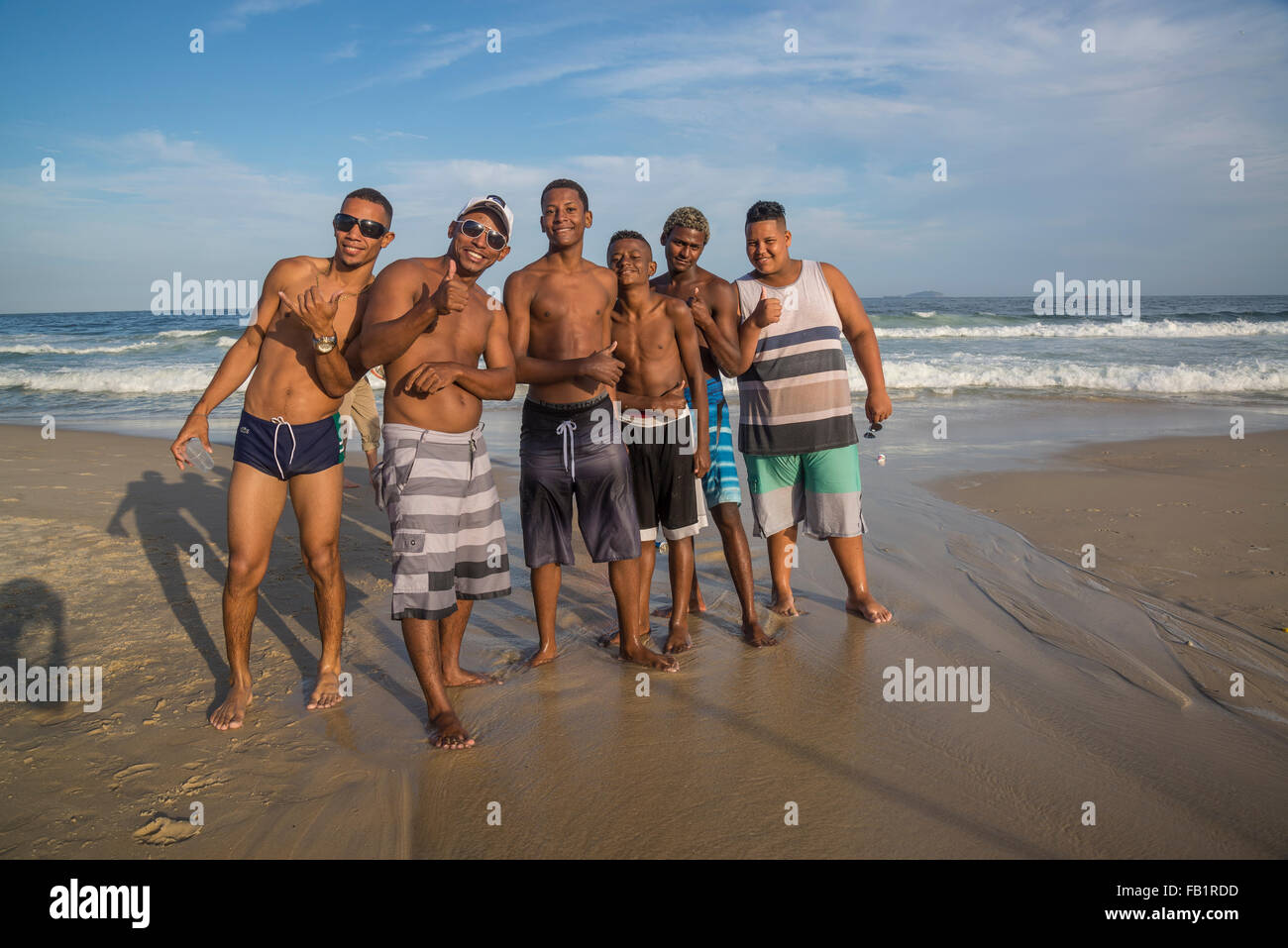 Copacabana-Strand, eine Gruppe junger Männer posieren, Rio De Janeiro, Brasilien Stockfoto