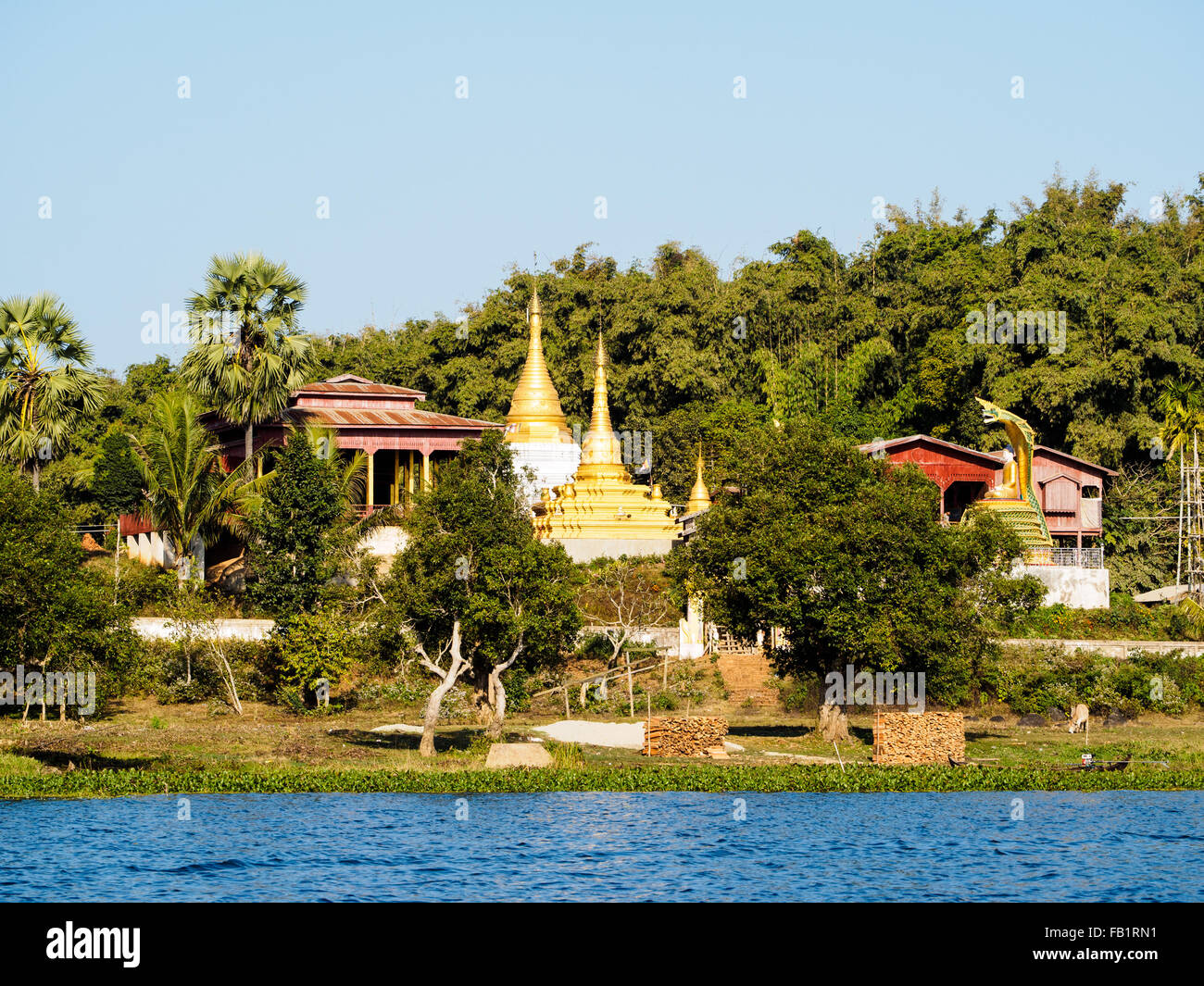 Ein See-Tempel am Indawgyi Lake Stockfoto