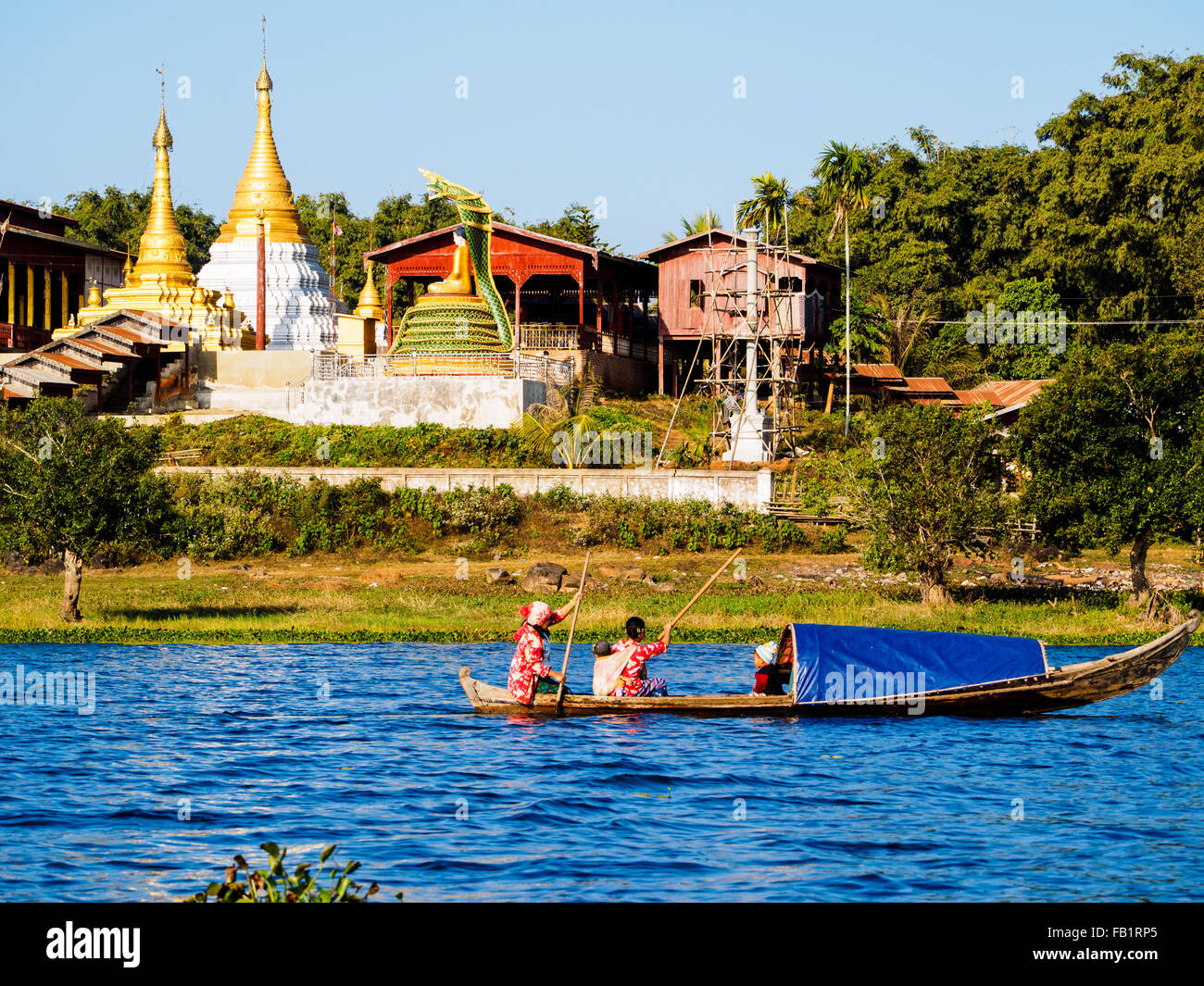 Bootsfahrten entlang der Seeseite Dorf des Indawgyi Lake. Stockfoto