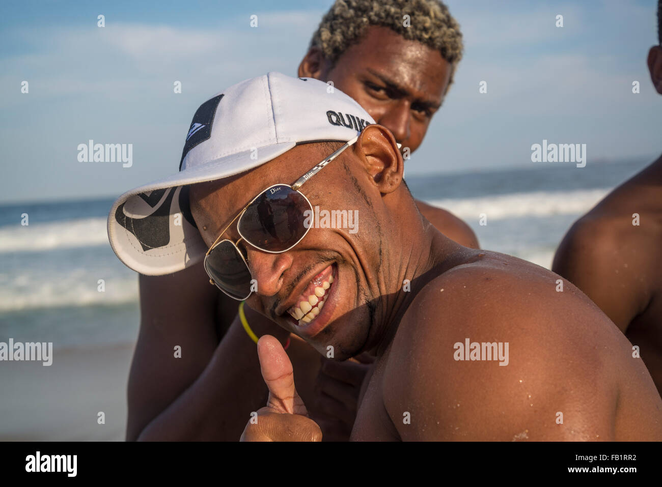 Copacabana-Strand, junge Mann posiert, Rio De Janeiro, Brasilien Stockfoto