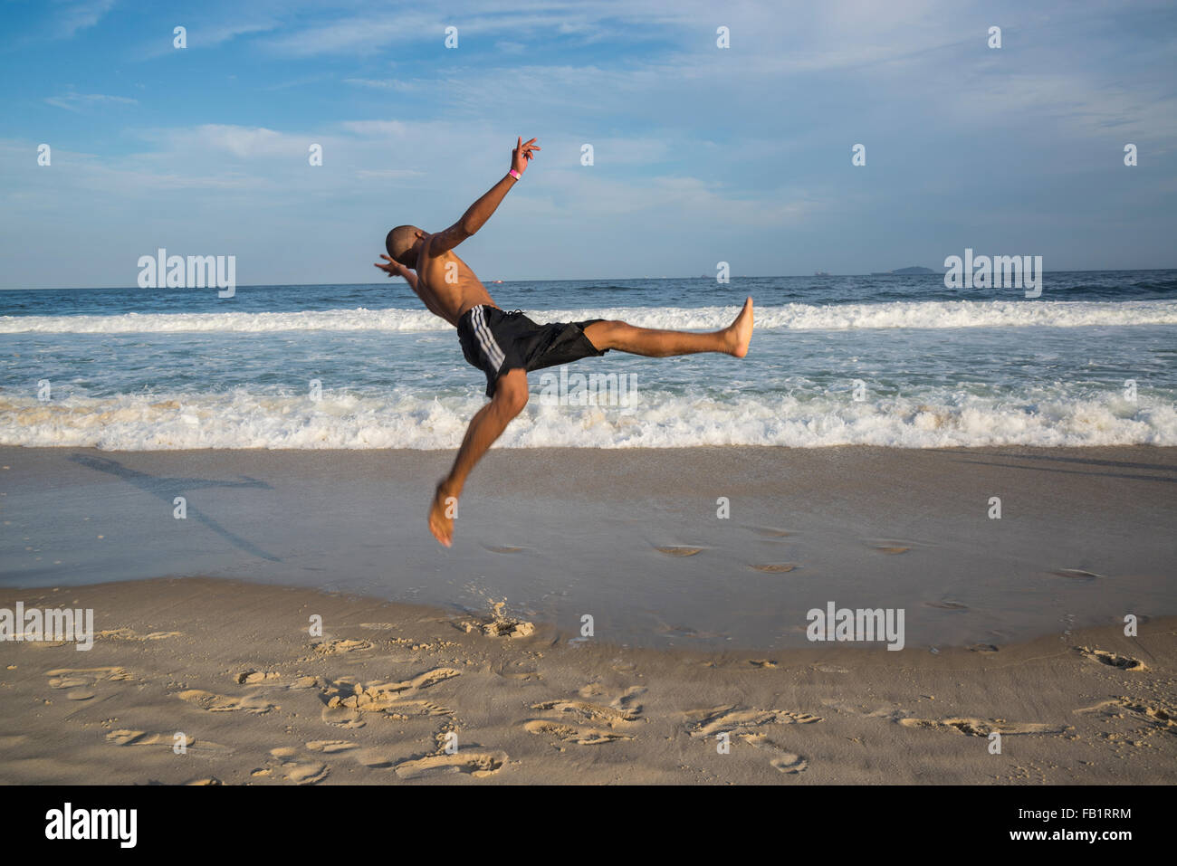 Copacabana-Strand, junge springt in die Luft, Rio De Janeiro, Brasilien Stockfoto