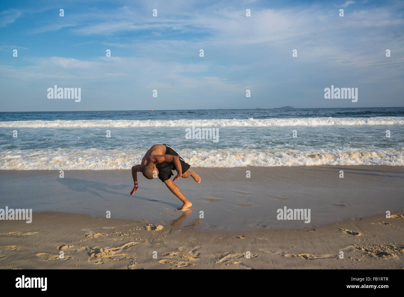 Copacabana-Strand, junge, springen, Rio De Janeiro, Brasilien Stockfoto
