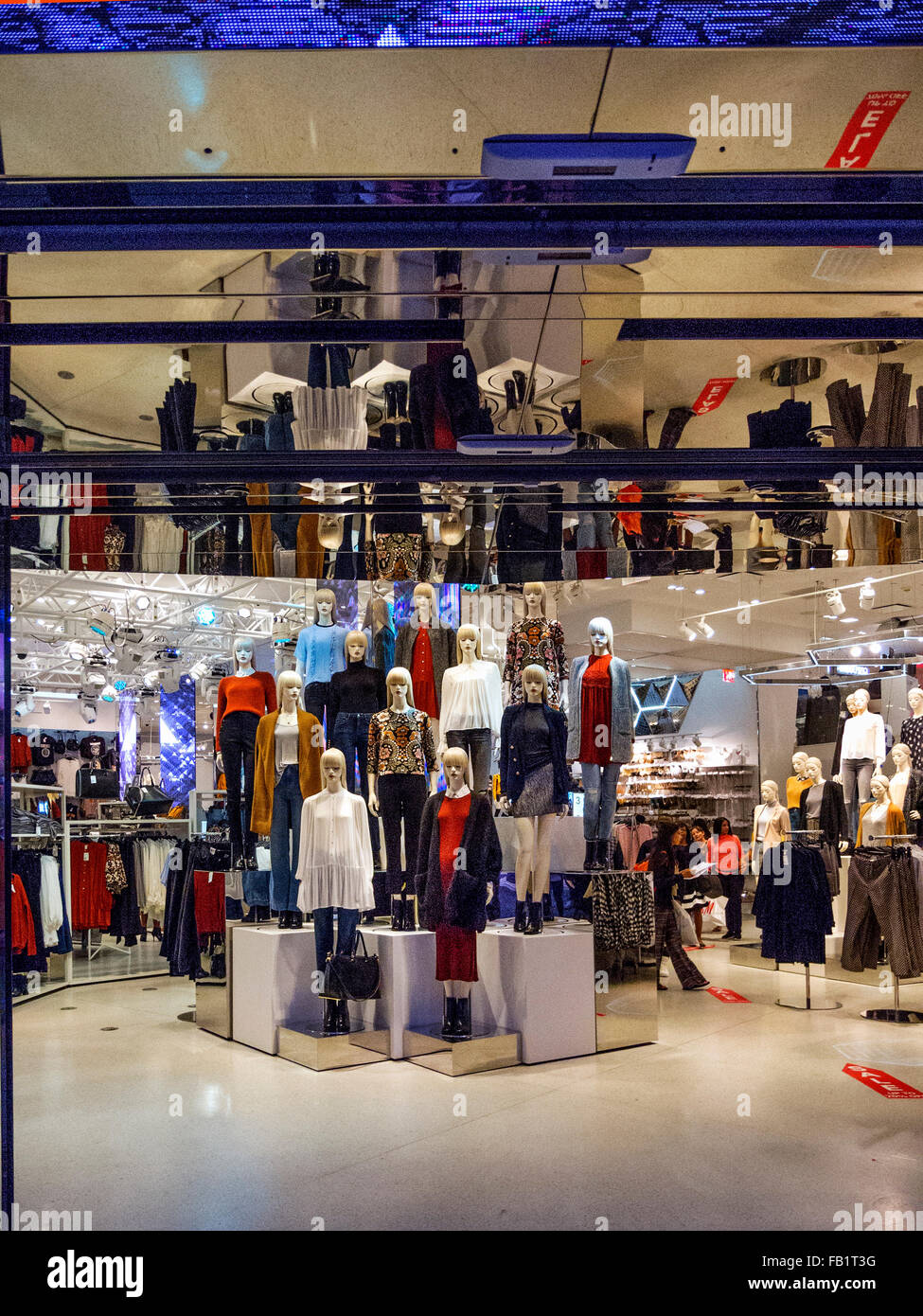 Damen Bekleidung erscheint auf identische Figuren in einer trendigen Schule in Times Square in New York City. Beachten Sie Spiegel Decke. Stockfoto