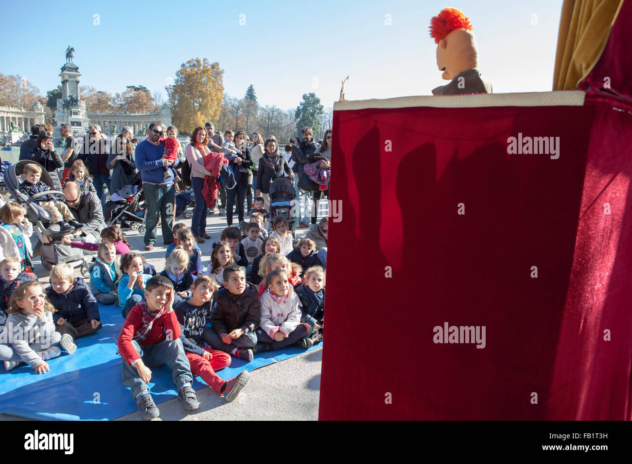 MADRID - 5 Dezember: Kinder genießen mit Marionette Theater-Performance im Retiro-Park am Dezember 5, 2015 in Madrid, Spanien. Dies Stockfoto
