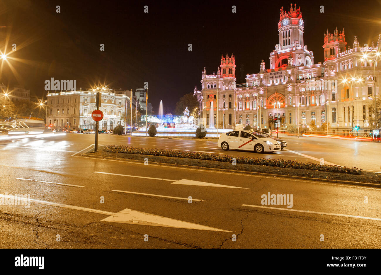 MADRID - 5 Dezember: Cibeles-Brunnen und der Rat der Stadt in der Nacht vom 5. Dezember 2015 in Madrid, Spanien Stockfoto