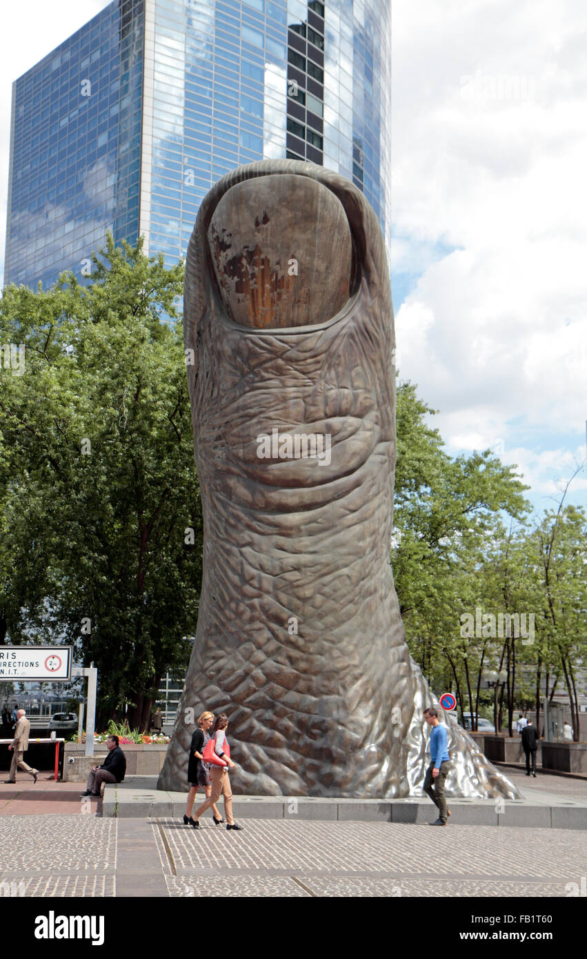 "Le Pouce", die riesige Skulptur der Daumen im Geschäftsviertel la Défense, Paris, Frankreich. Stockfoto