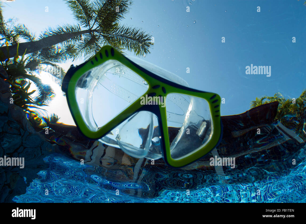 Tauchmaske schweben unter Wasser in einem Schwimmbad Stockfoto