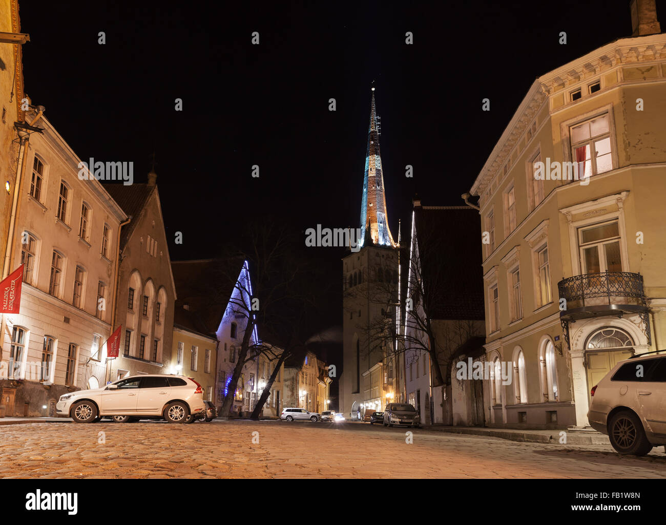 Tallinn, Estland - 2. Januar 2016: Lai Straße in der Nacht mit beleuchteten St. Olaf Kirche am Ende Stockfoto