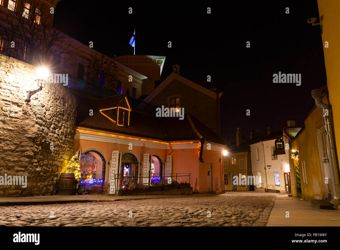 Tallinn, Estland - 2. Januar 2016: Pikk Jalg Straße in der Nacht mit Weihnachtsbeleuchtung Stockfoto