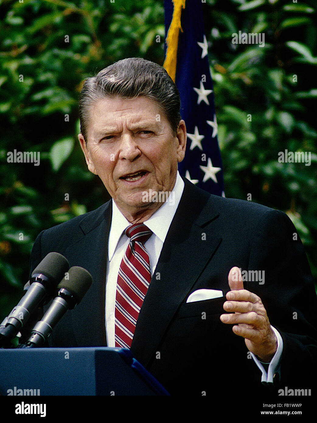 Washington DC, USA, 13. Mai 1986 Präsident Ronald Reagan während einer Frage-und-Antwort-Sitzung mit Schülern von John A. Holmes High School Edenton, North Carolina im Rose Garden des weißen Hauses.  Bildnachweis: Mark Reinstein Stockfoto