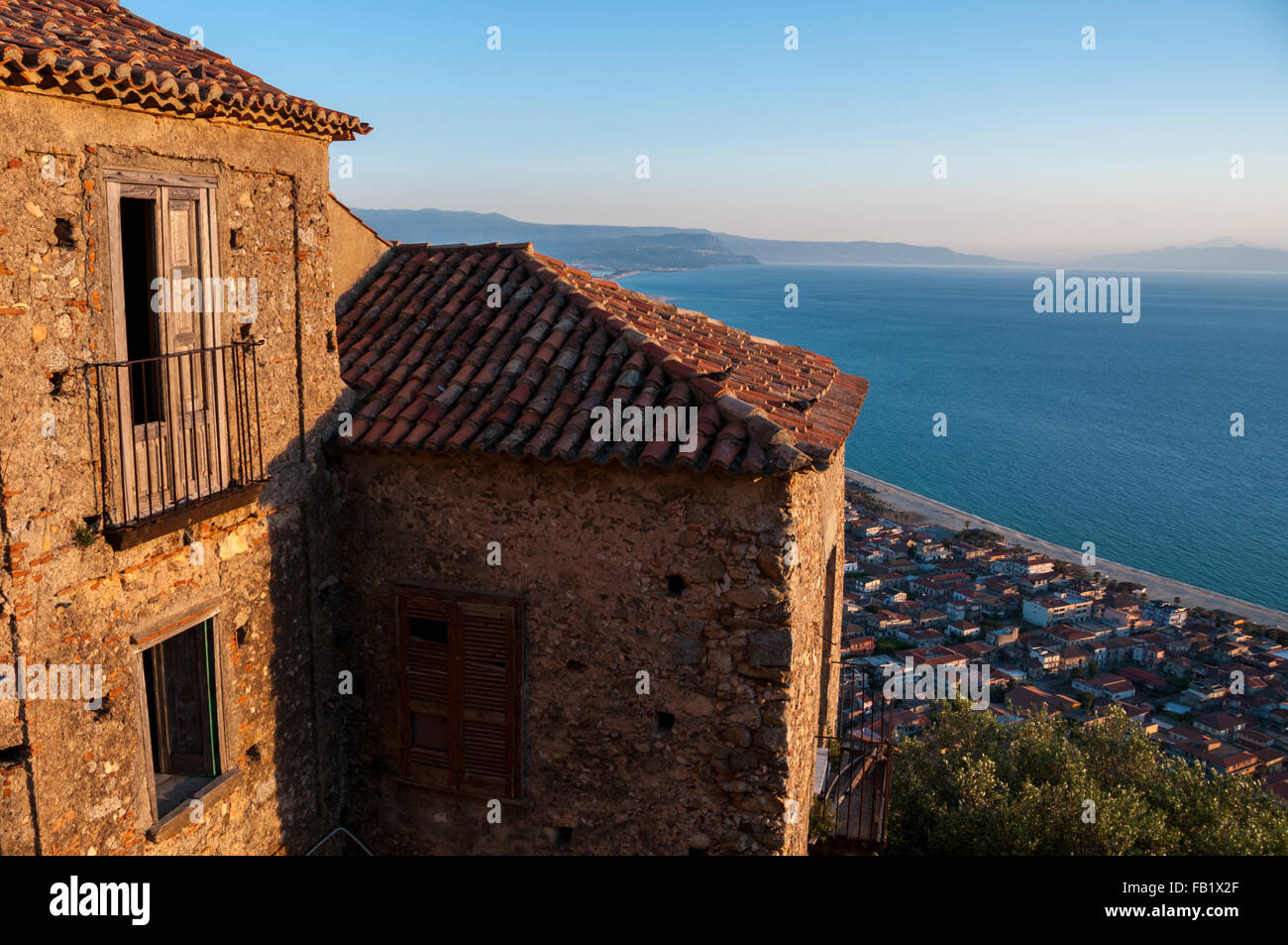 Alte italienische Steinhaus über kleine Stadt am Meer Stockfoto