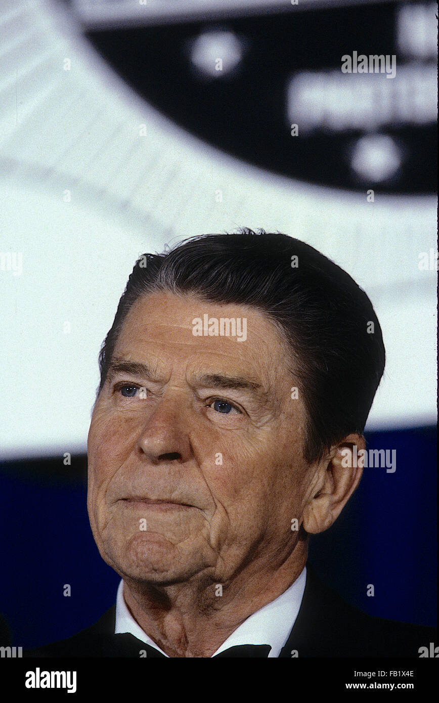 Washington, DC, USA, 15. Mai 1986 Präsident Ronald Reagan im Weißen Haus News Fotografen jährliche schwarze Krawatte awards Dinner.  Bildnachweis: Mark Reinstein Stockfoto