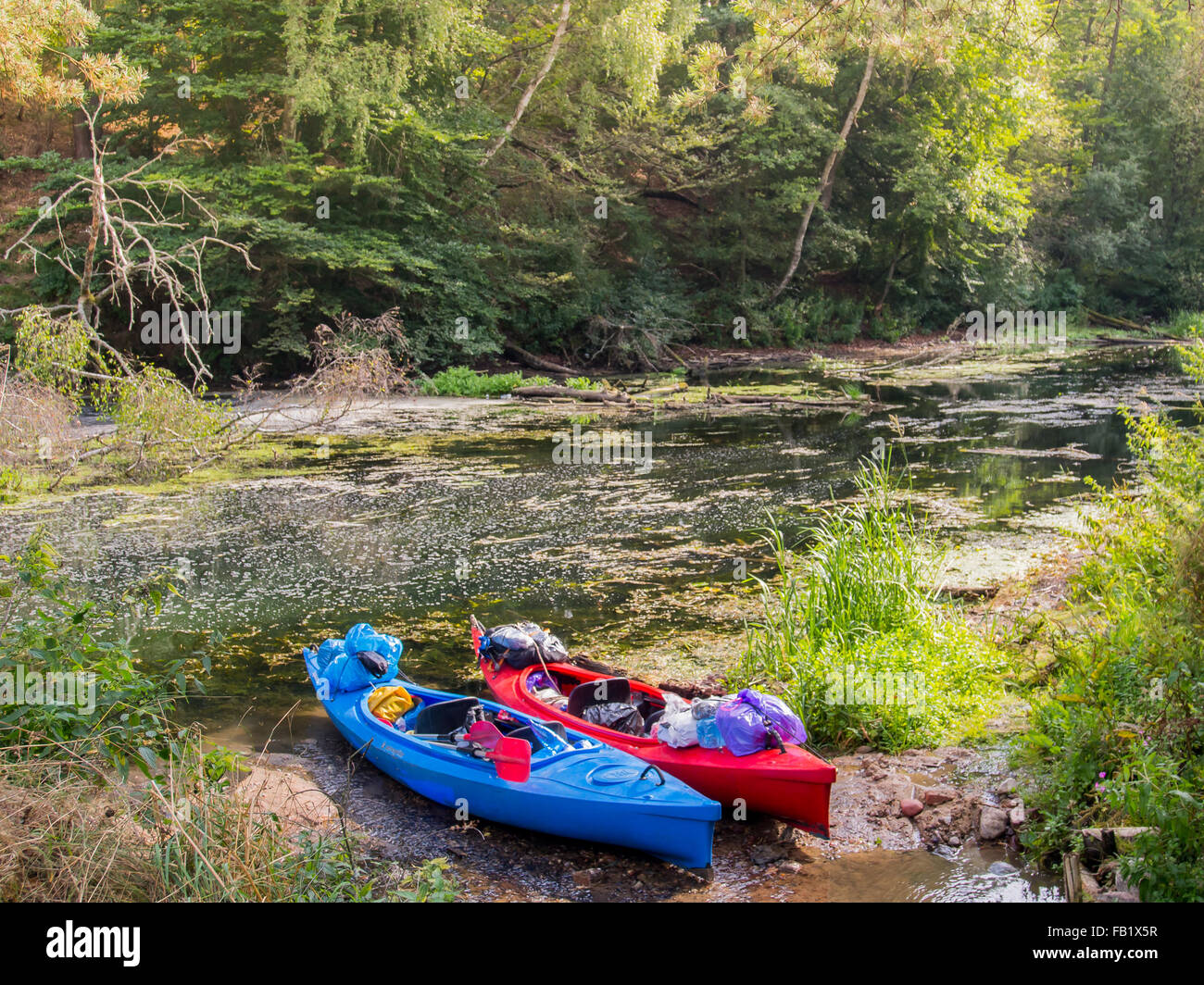 Fluss Piława, Polen - 24. August 2015: Tourist Kajaks sind am Ufer Flusses mit Bäumen bedeckt Stockfoto