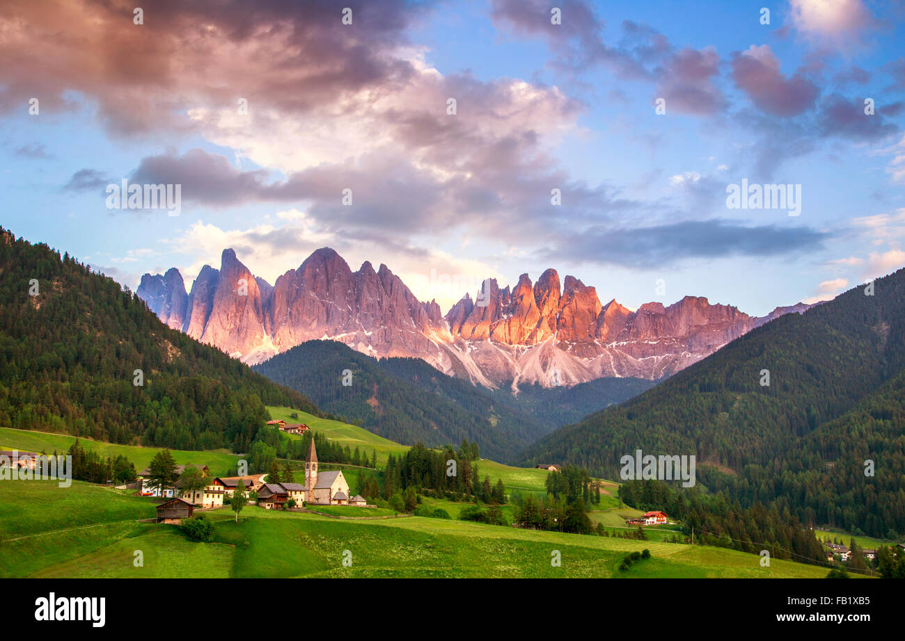 Santa Maddalena Dorf vor dem Geisler oder Geisler Dolomiten Gruppe, Val di Funes, Val di Funes, Trentino Alto Adige, Italien, Stockfoto