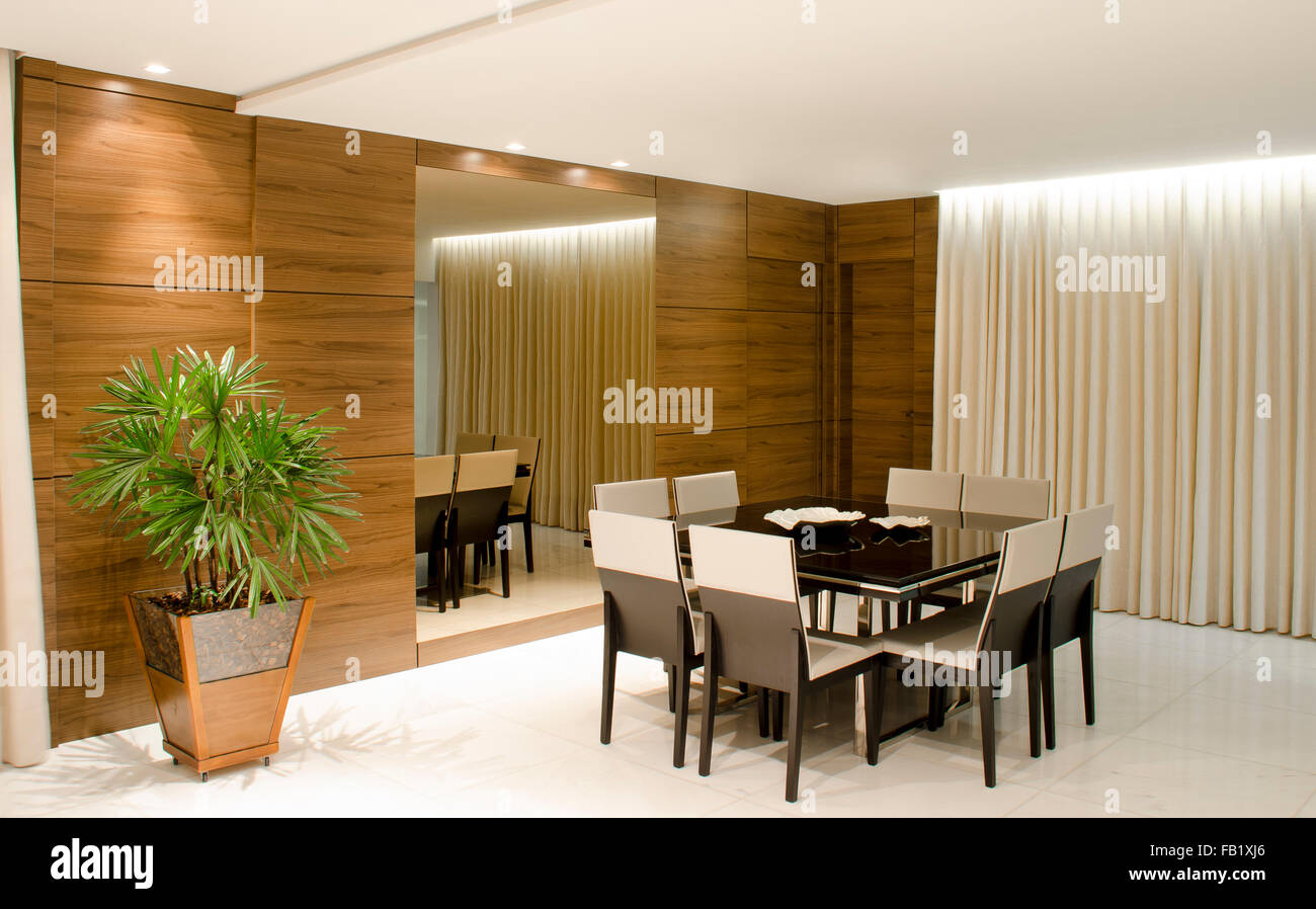 Geräumiges Wohnzimmer im Innenbereich im Luxus Apartment. Stockfoto