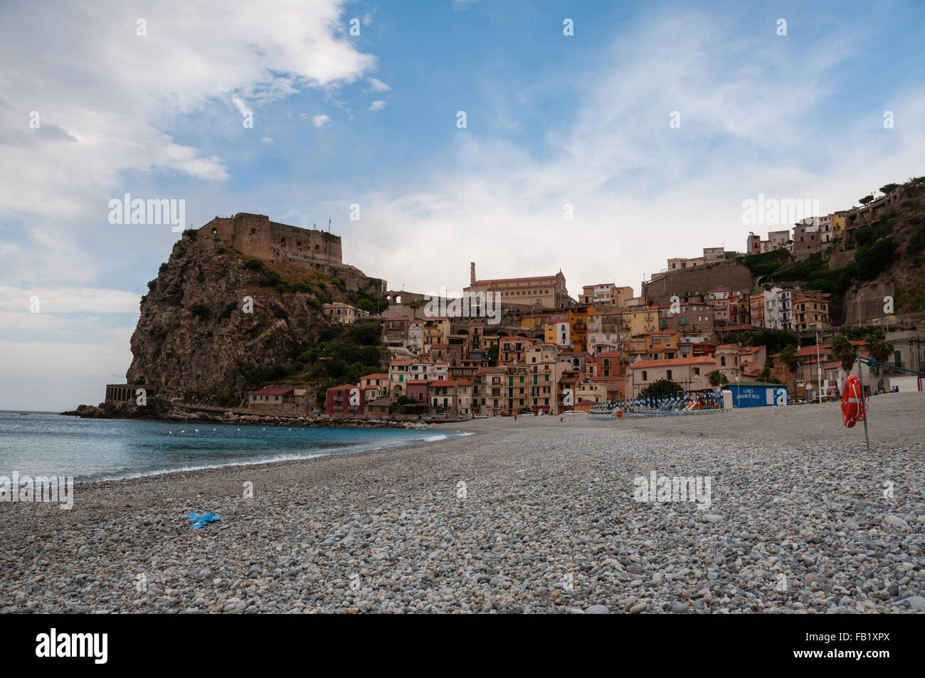 Stein-Strand und alten italienischen Kleinstadt auf Klippe unter blauem Himmel Stockfoto