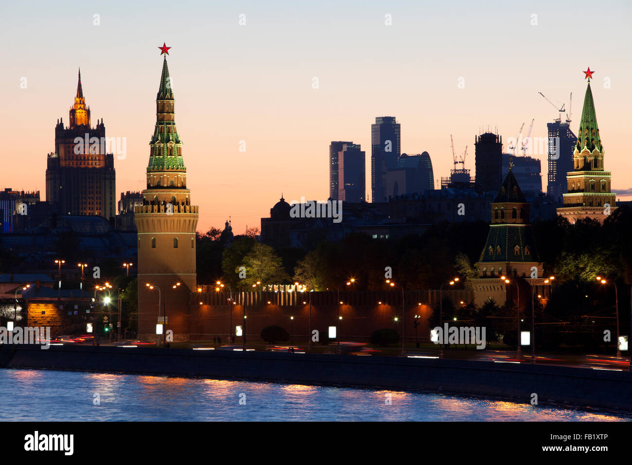 Der Kreml mit dem International Business Center und das Ministry of Foreign Affairs in der Abenddämmerung in Moskau, Russland Stockfoto