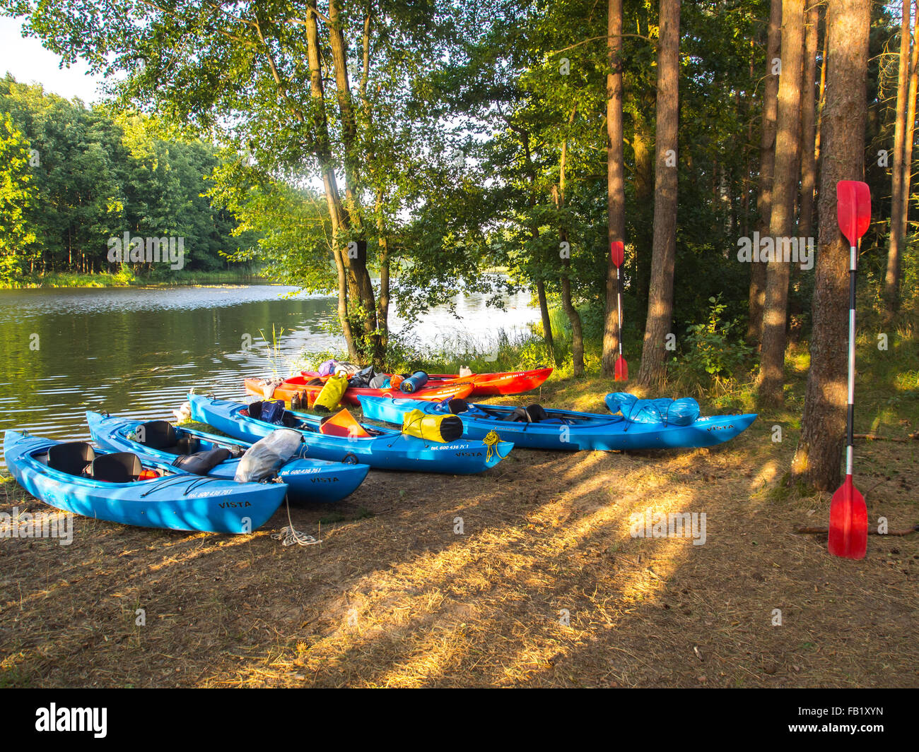 Fluss Piława, Polen - 24. August 2015: Tourist Kajaks sind am Ufer Flusses mit Bäumen bedeckt Stockfoto