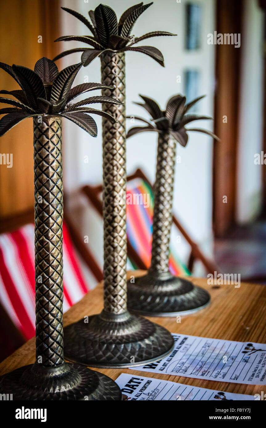 Kleine Palme Baum Metall-Dekoration auf Tisch Stockfoto