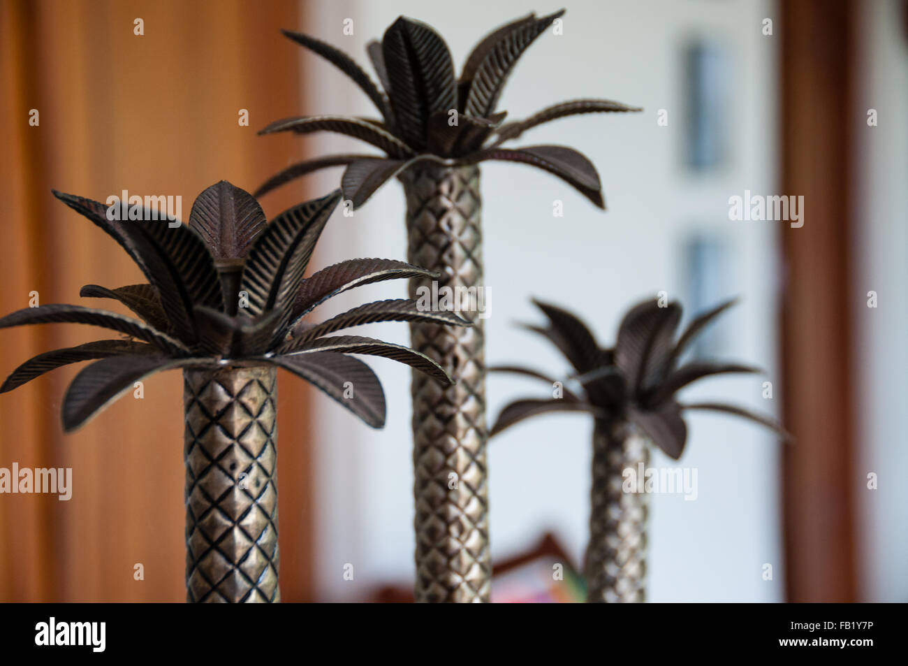 Kleine Palme Baum Metall-Dekoration auf Tisch Stockfoto