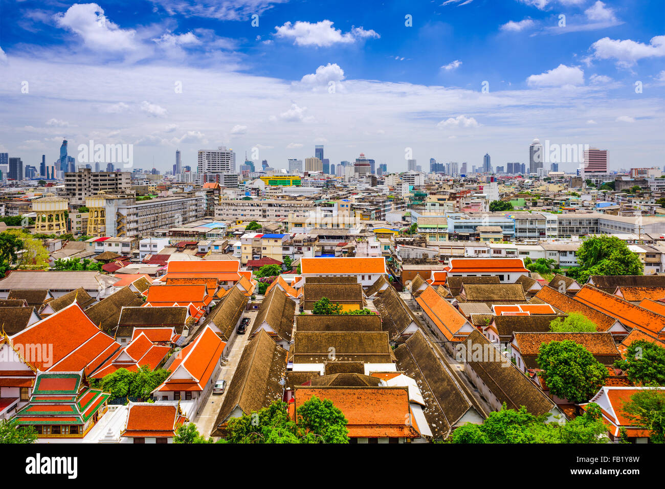 Skyline von Bangkok, Thailand über Tempelgebäude. Stockfoto