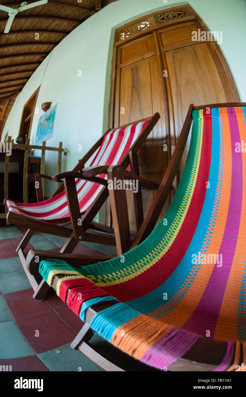 Bunte Liegestuhl vor einer Holztür Hostel Casa del poeta Stockfoto