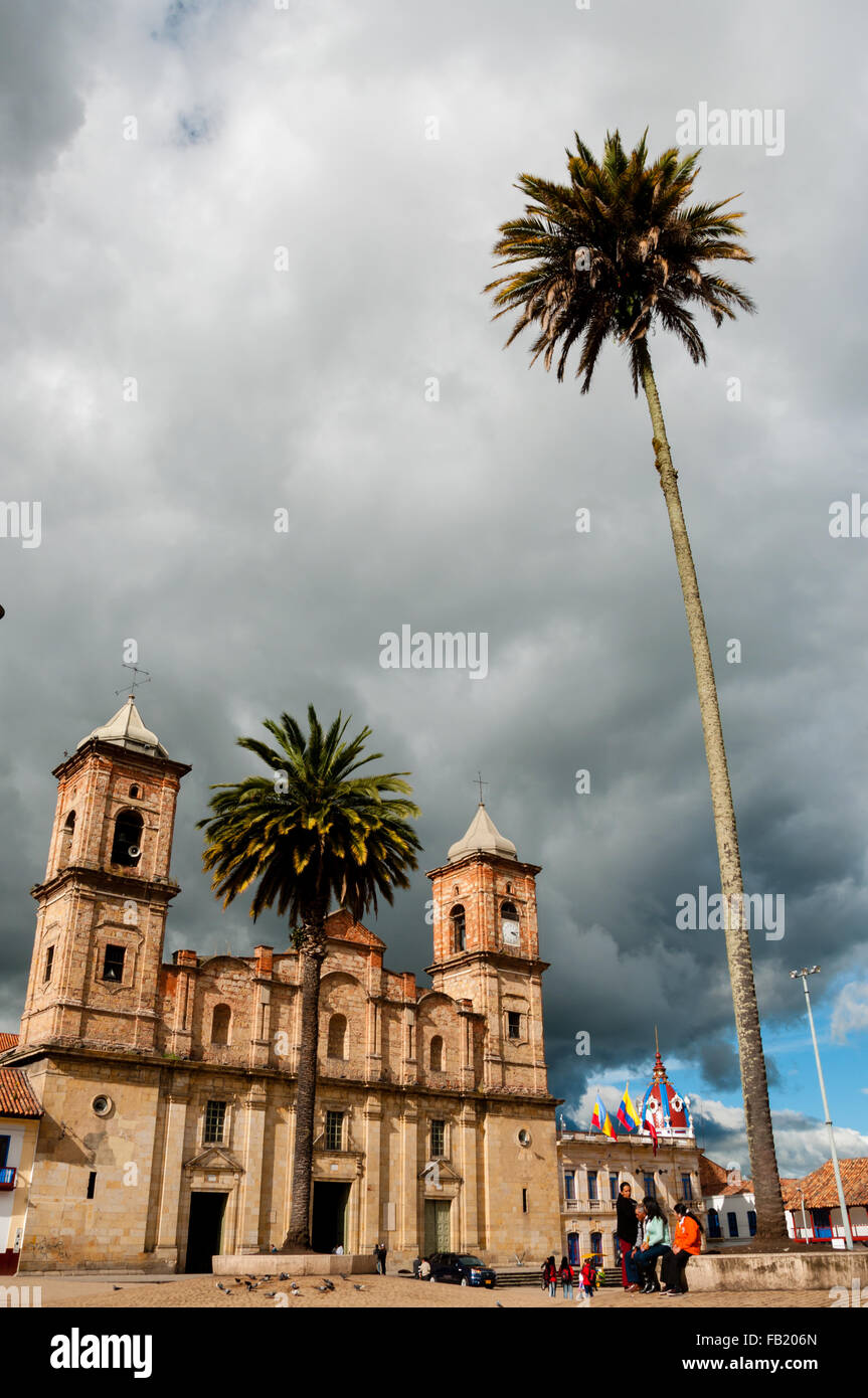 Alte koloniale Stein Kirche Plaza mit Palme in der Nähe von Bogota Stockfoto