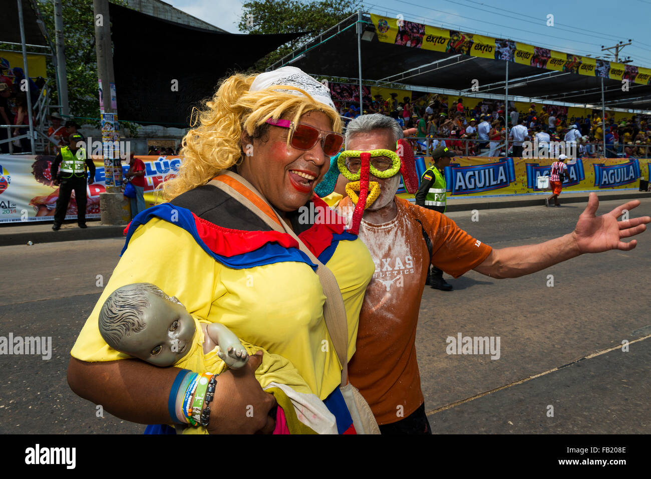 Barranquilla, Kolumbien - 1. März 2014: Zwei Männer tragen Kostüme im Karneval von Barranquilla in Kolumbien. Stockfoto