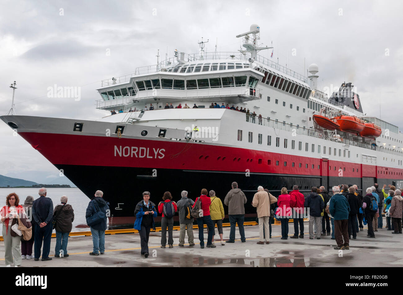 Touristische warten Hurtigruten Schiff in Molde, Norwegen Stockfoto