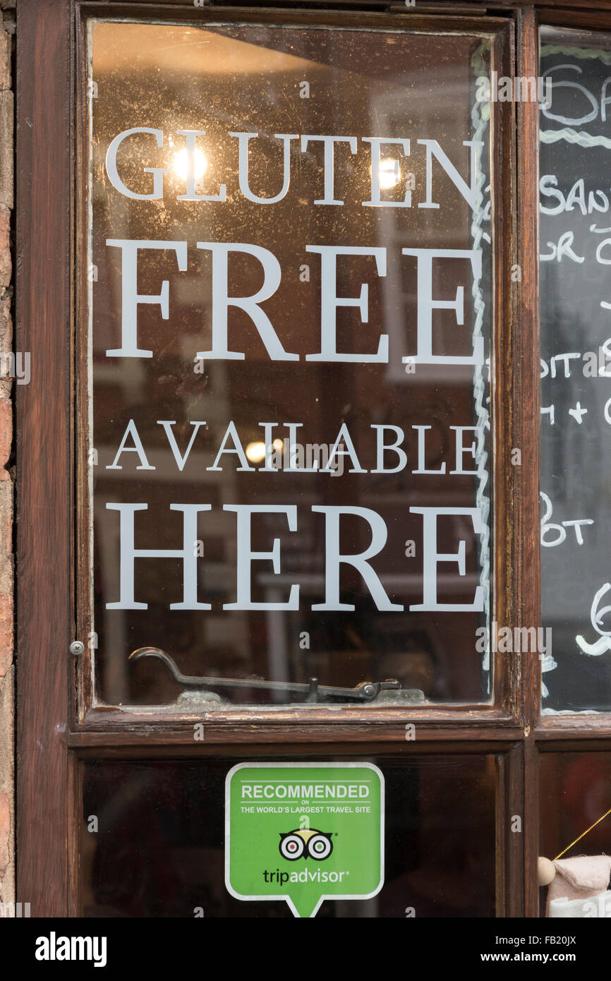 "Gluten freie Avilable hier" Schablone auf ein Fenster des Nr. 37 Cafe in Stratford-upon-Avon Stockfoto