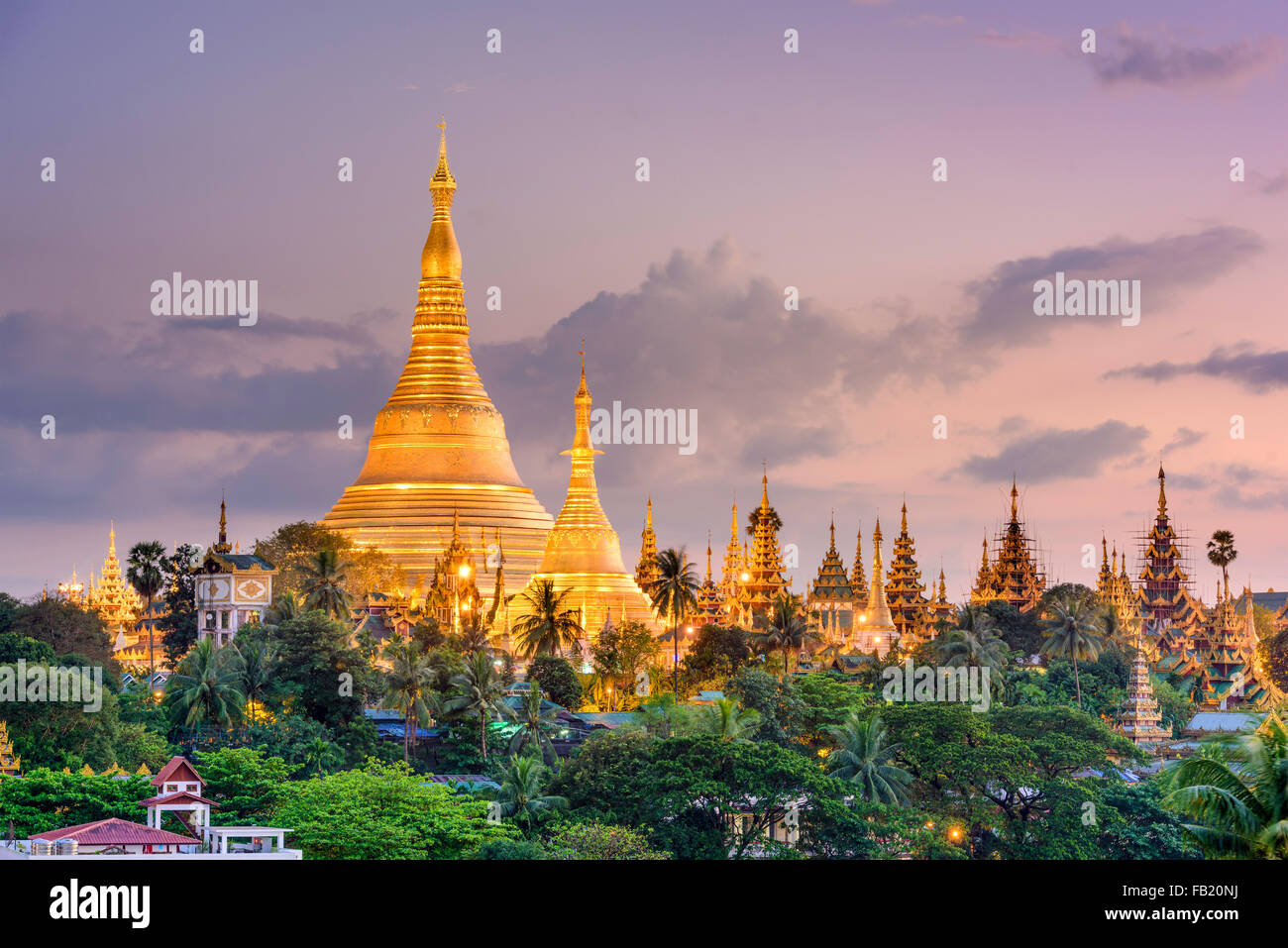 Yangon, Myanmar Ansicht der Shwedagon-Pagode in der Abenddämmerung Stockfoto