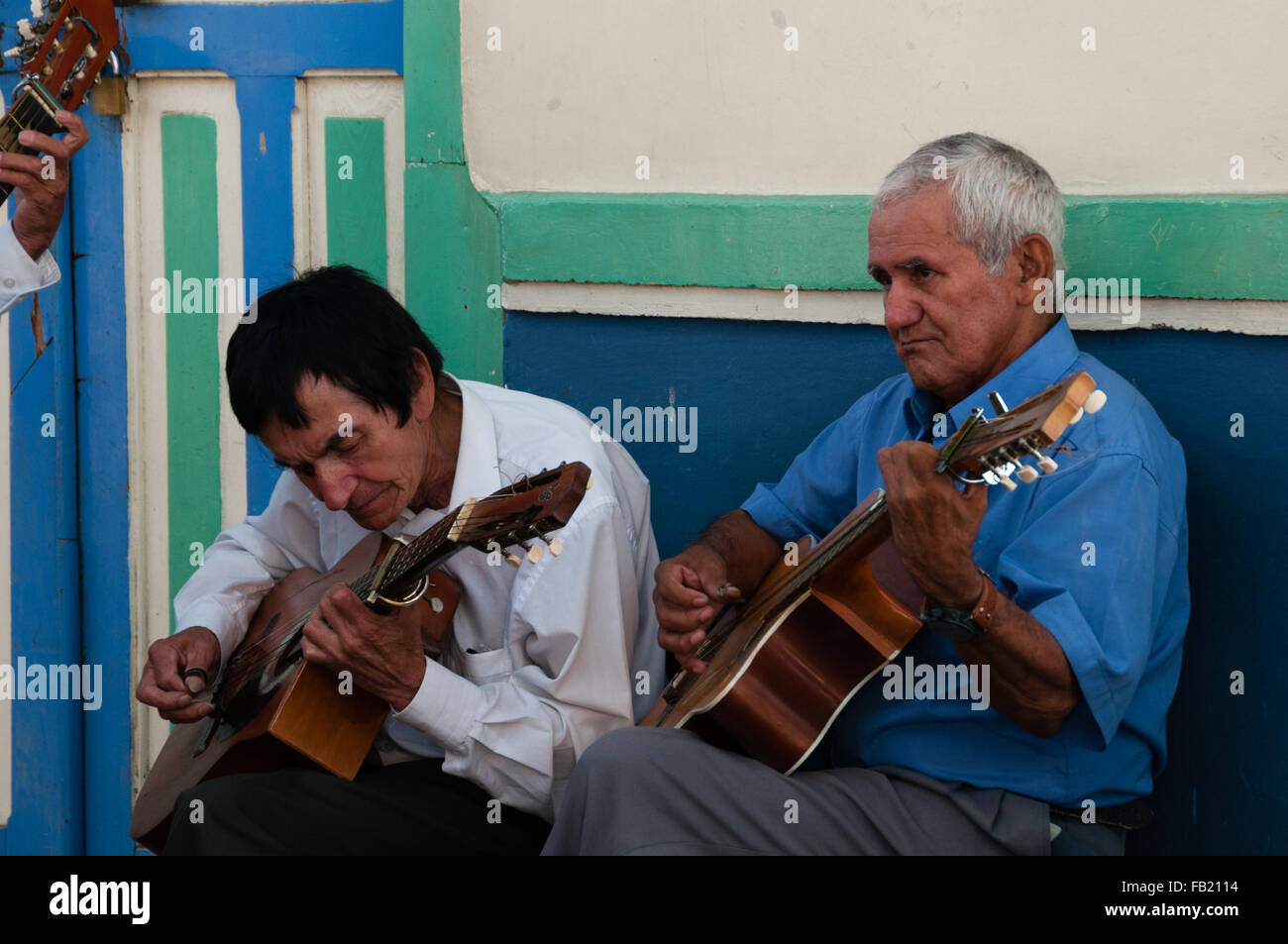 Nahaufnahme von zwei alten Mann Gitarre spielen auf der Straße Musik machen Stockfoto